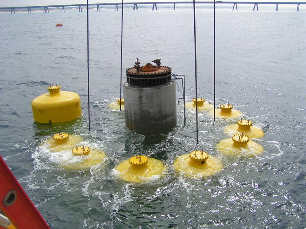 Sumergiendo el cabezal de succión mediante un tanque flotante, la desaladora de Ashkelon.